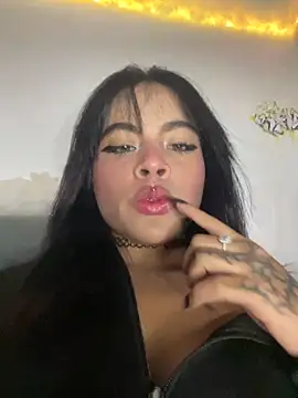 Snapshot of Veeronica_ chatting on October 7, 11:02 pm Veeronica online show from October 7, 11:02 pm