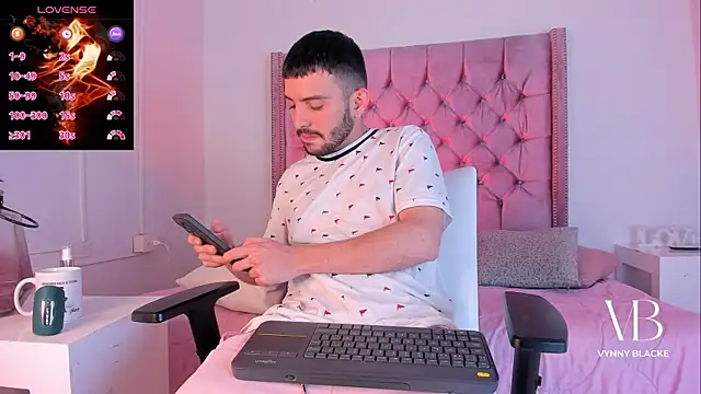 VynnyBlacke  online show from November 4, 9:14 pm