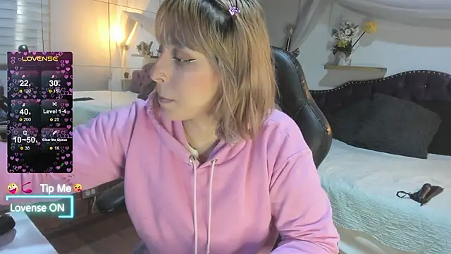 Snapshot of sophialyh_1 chatting on February 19, 12:45 pm sophialyh 1 online show from February 19, 12:45 pm