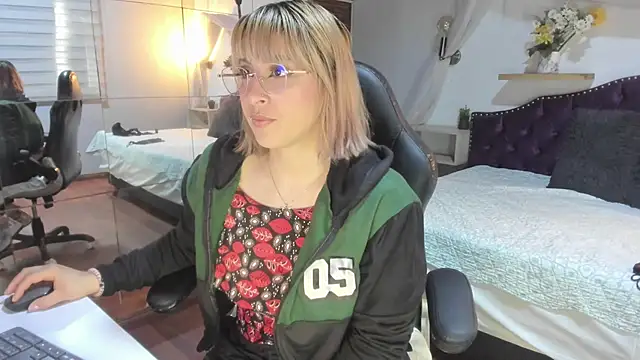 Snapshot of sophialyh_1 chatting on March 3, 12:44 pm sophialyh 1 online show from March 3, 12:44 pm