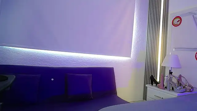 chloe  Jones  online show from December 18, 12:55 pm