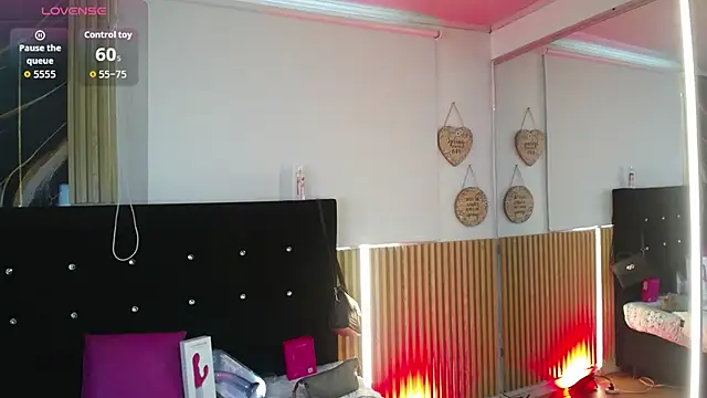 chloe  Jones  online show from April 10, 1:05 pm