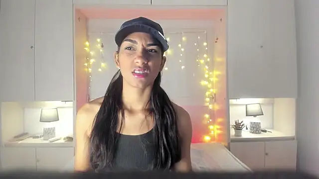 AnahiCollins online show from April 2, 11:30 am