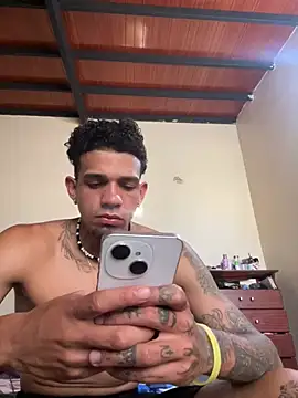 Valentino-elTuyo online show from February 2, 3:00 pm