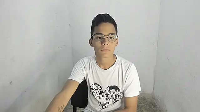 Snapshot of Deivi_colins_23 chatting on October 25, 1:57 am Deivi colins 23 online show from October 25, 1:57 am