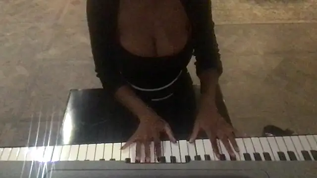 tia   fox online show from November 27, 9:33 am