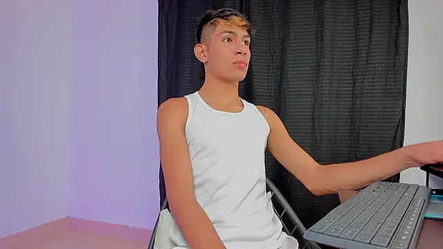 Snapshot of cherub_ chatting on October 4, 1:36 am cherub online show from October 4, 1:36 am