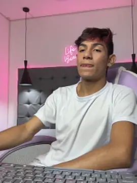 Snapshot of cherub_ chatting on November 27, 12:51 pm cherub online show from November 27, 12:51 pm