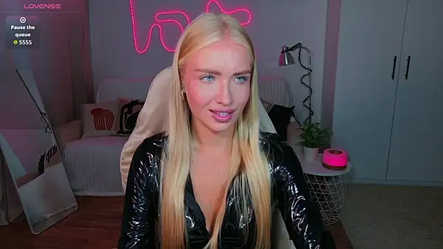TessaGrays online show from August 6, 2:30 pm