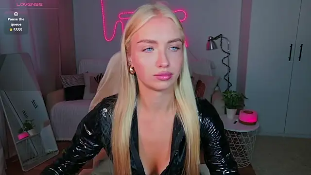 TessaGrays online show from August 7, 1:02 pm