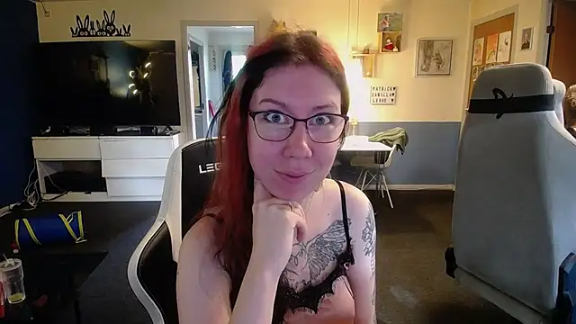 Snapshot of TattooedGirls chatting on October 31, 10:49 am TattooedGirls online show from October 31, 10:49 am