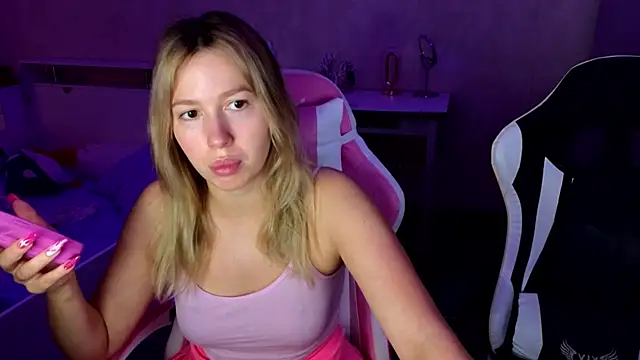 stefany and bettany online show from November 13, 11:42 am