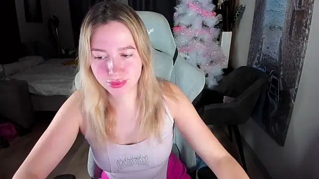 stefany and bettany online show from January 12, 4:18 am