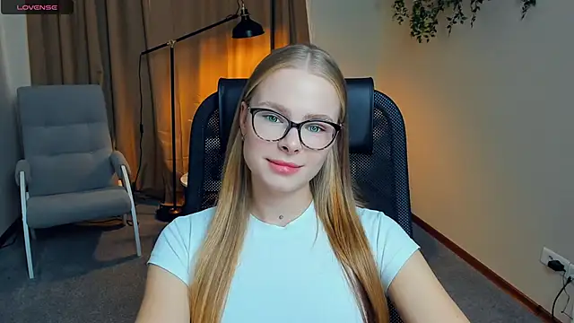 Snapshot of LibbyVenzeio chatting on October 2, 9:38 am LibbyVenzeio online show from October 2, 9:38 am