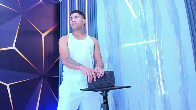 The Boy King online show from December 13, 7:53 pm