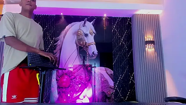 The Boy King online show from December 18, 8:04 pm