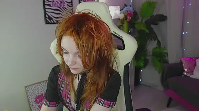 Snapshot of Staymonica chatting on February 12, 1:28 pm Staymonica online show from February 12, 1:28 pm