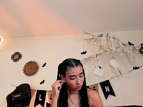 cloe taylor   online show from October 8, 3:15 am