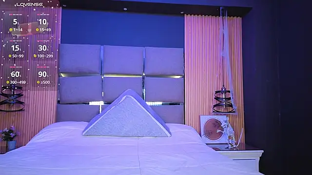 Emily Roberts9 online show from November 14, 11:31 am