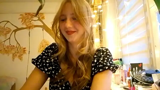 Snapshot of CarynFlaryn chatting on October 15, 4:34 am CarynFlaryn online show from October 15, 4:34 am