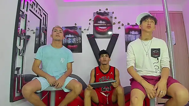 Snapshot of VERY_HOT_GUYS chatting on October 1, 1:33 am VERY HOT GUYS online show from October 1, 1:33 am