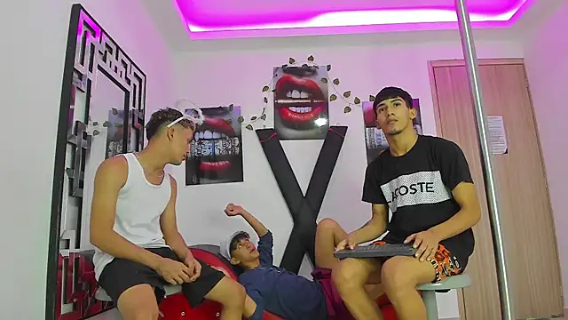 Snapshot of VERY_HOT_GUYS chatting on October 2, 2:07 am VERY HOT GUYS online show from October 2, 2:07 am