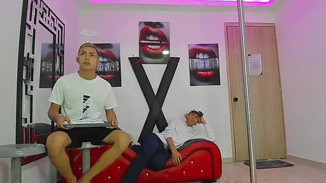 Snapshot of VERY_HOT_GUYS chatting on October 3, 1:35 am VERY HOT GUYS online show from October 3, 1:35 am