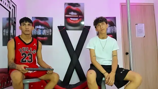 Snapshot of VERY_HOT_GUYS chatting on October 18, 1:30 am VERY HOT GUYS online show from October 18, 1:30 am