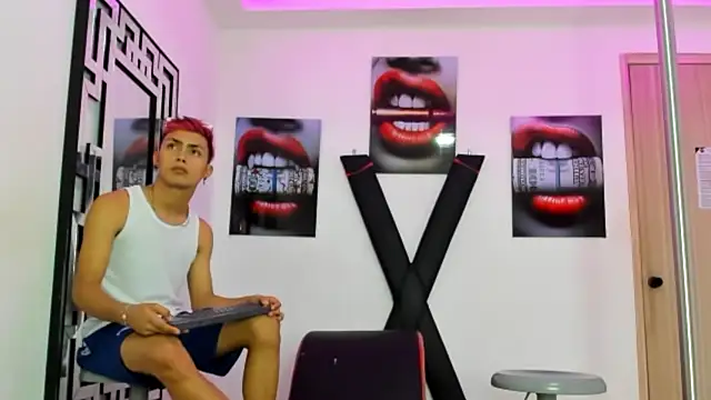 Snapshot of VERY_HOT_GUYS chatting on October 18, 10:54 pm VERY HOT GUYS online show from October 18, 10:54 pm