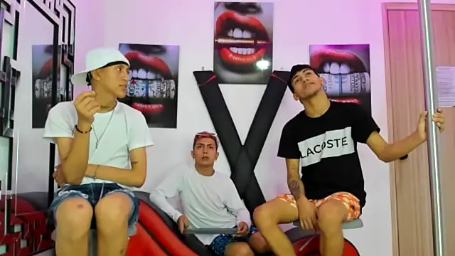 Snapshot of VERY_HOT_GUYS chatting on October 22, 1:17 am VERY HOT GUYS online show from October 22, 1:17 am