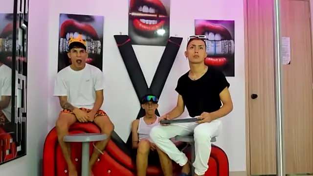 Snapshot of VERY_HOT_GUYS chatting on October 31, 1:17 am VERY HOT GUYS online show from October 31, 1:17 am