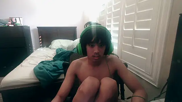 youngasianboy2007 online show from October 31, 9:16 pm