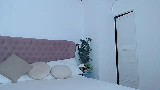 Naughty kittyy1 online show from October 16, 7:31 am