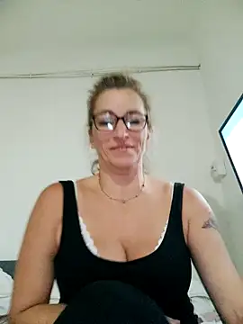 Snapshot of Fifi83Bell chatting on October 6, 4:48 pm Fifi83Bell online show from October 6, 4:48 pm