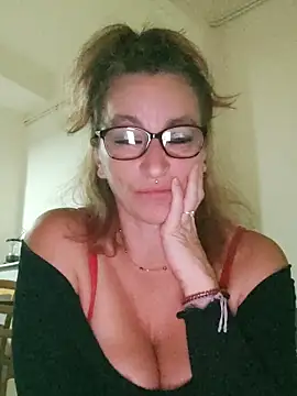 Fifi83Bell online show from November 25, 7:25 pm