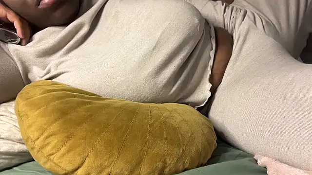 nanaisbackk online show from October 27, 7:56 am