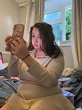 MadelineLeah online show from July 13, 8:00 pm