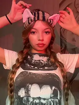 Snapshot of _Siennaaa_ chatting on October 9, 9:02 pm  Siennaaa  online show from October 9, 9:02 pm