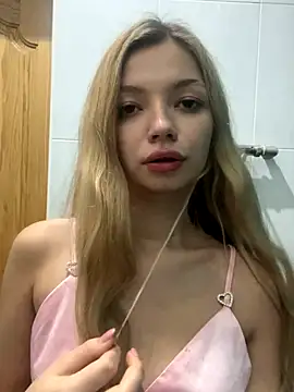 Snapshot of _Siennaaa_ chatting on October 28, 10:45 pm  Siennaaa  online show from October 28, 10:45 pm