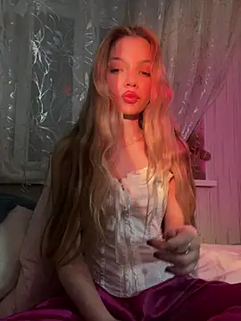 Snapshot of _Siennaaa_ chatting on February 24, 9:35 pm Siennaaa online show from February 24, 9:35 pm