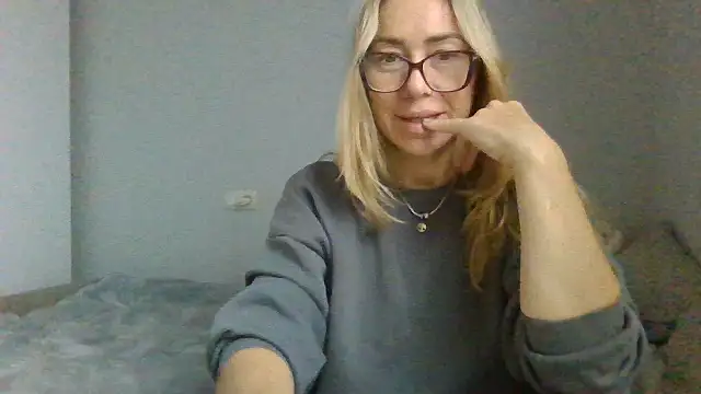 Snapshot of Kinky21 chatting on October 10, 8:02 am Kinky21 online show from October 10, 8:02 am