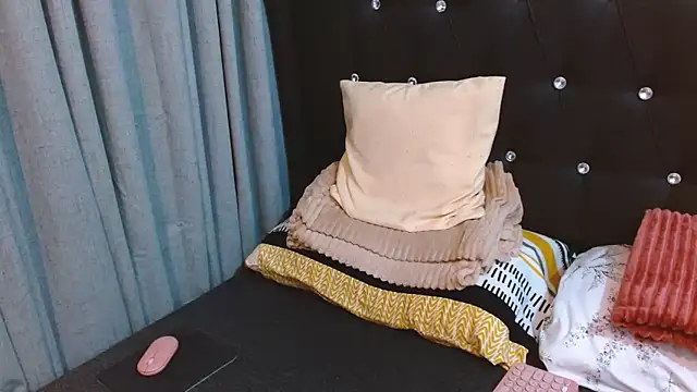 JayKarLo online show from October 24, 11:17 am