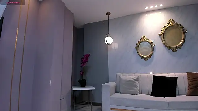 EmilyJohnsonX1 online show from December 19, 1:29 pm