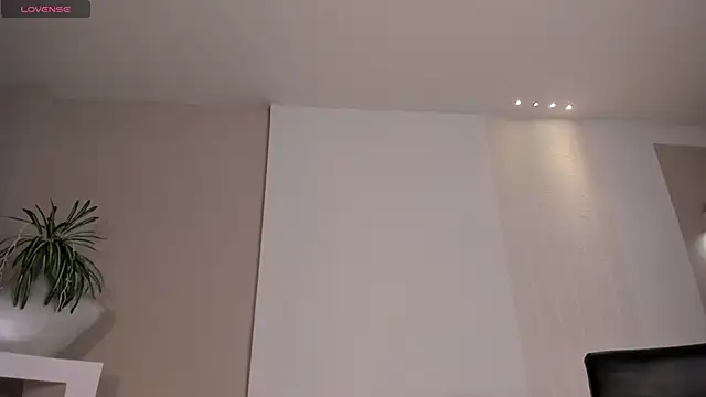 EmilyJohnsonX1 online show from December 20, 12:01 pm