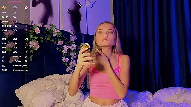 JulieLupo online show from October 29, 6:15 am