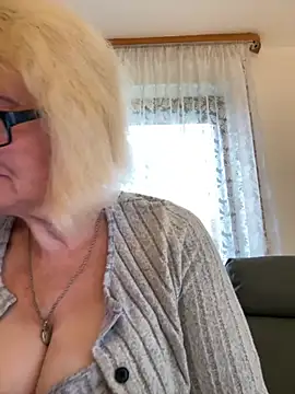 Snapshot of BoloshkaBlonda chatting on November 17, 1:50 pm BoloshkaBlonda online show from November 17, 1:50 pm