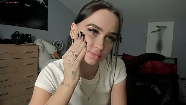 Lisa  Johnson online show from October 31, 12:11 am