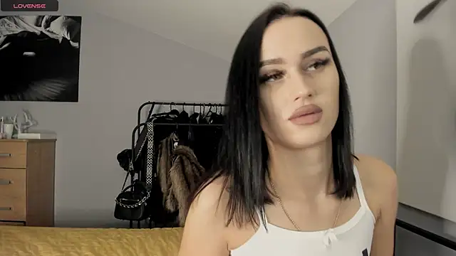 Lisa  Johnson online show from November 7, 12:10 am