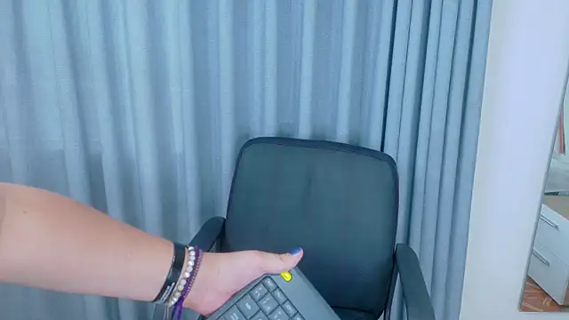 Snapshot of AmarisLenox__ chatting on December 2, 10:05 pm AmarisLenox online show from December 2, 10:05 pm