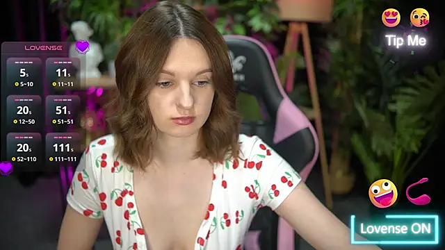 xoxo molly online show from December 18, 8:15 pm